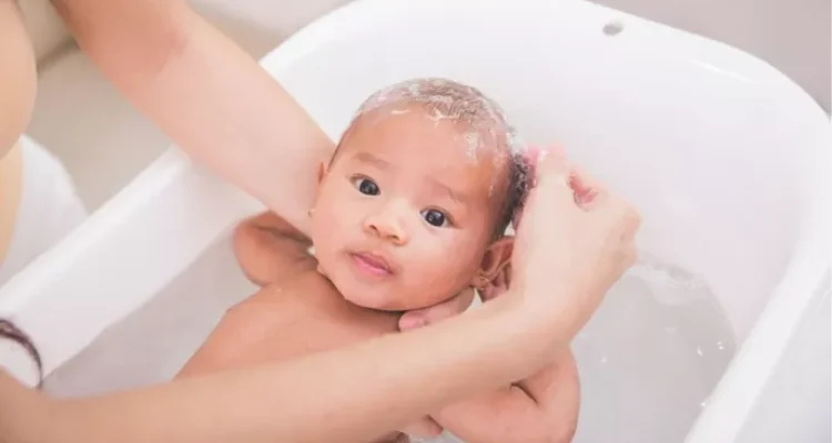 Cara Khusus Membasuh Wajah Bayi Baru Lahir