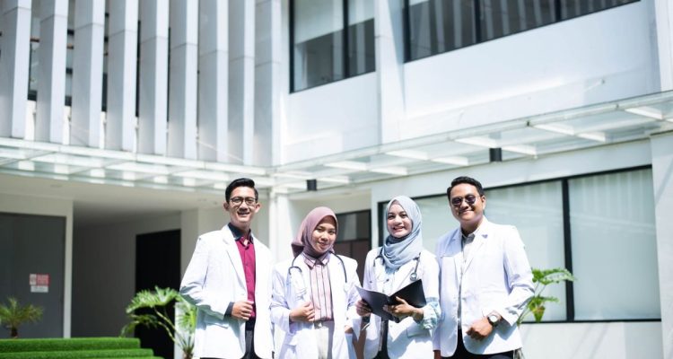 Sekolah Kedokteran Terbaik di Indonesia, Rekomendasi Kampus untuk Calon Dokter