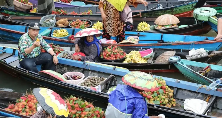 Pasar Terapung Muara Kuin, Denyut Perdagangan Sungai yang Ikonik di Banjarmasin
